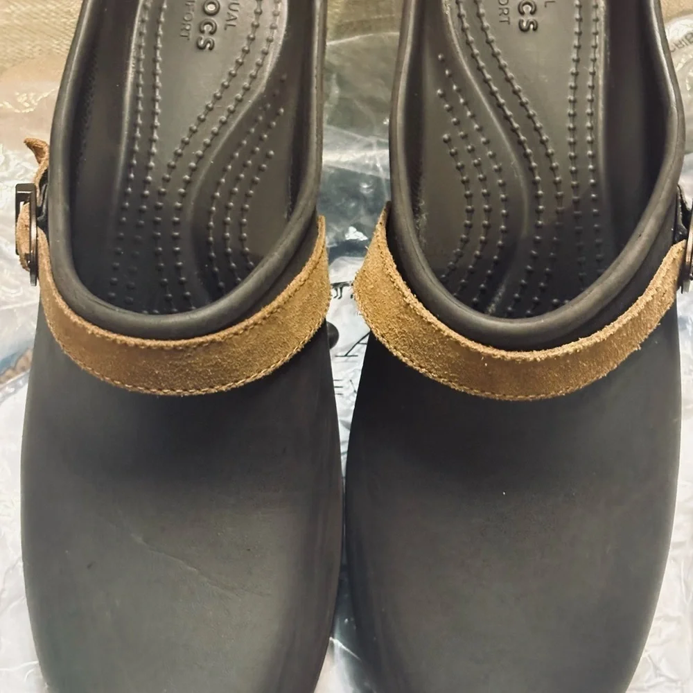 Crocs Sarah clogs in a brown color with a tan suede leather strap - Picture 2 of 8